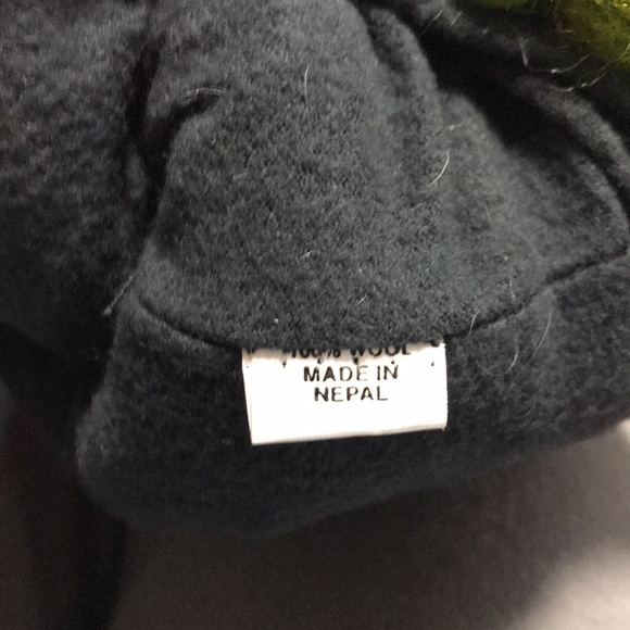 100% wool hat and mitts - Picture 8 of 9